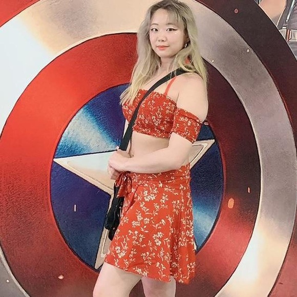 Red floral crop top and skirt set - Picture 3 of 4